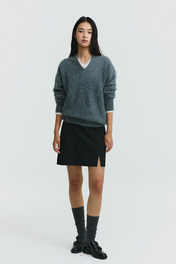 다크 그레이 컬러의 헤어리 캐시미어 스웨터입니다. 브러싱 처리된 텍스처로 고급스러운 외관과 부드러운 촉감을 선사하며, 두꺼운 두께감으로 겨울철에도 따뜻하게 착용 가능합니다. 루즈핏과 브이넥 디자인으로 편안하면서도 세련된 스타일을 연출하며, 베이직하고 클래식한 무드로 다양한 룩에 활용하기 좋습니다. 캐시미어 소재 특유의 포근함과 기모감으로 민감한 피부에도 자극 없이 데일리룩, 모임룩, 카페룩 등 다방면으로 활용 가능합니다.
