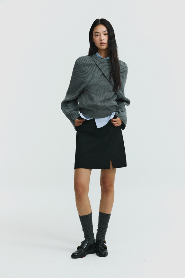 와이드 슬리브 볼레로 (그레이)는 캐시미어와 울 혼방 소재로 제작되어 부드러운 촉감과 두꺼운 두께감으로 가을, 겨울 시즌에 따뜻하게 착용하기 좋습니다. 루즈핏의 라운드넥 디자인에 와이드 슬리브, 사선 디테일, 짧은 기장이 더해져 미니멀하면서도 세련된 무드를 연출합니다. 무지 디자인으로 어떤 옷에도 쉽게 매치할 수 있으며, 탄탄한 짜임으로 레이어드하여 다양한 스타일을 연출할 수 있습니다. 데일리룩, 모임룩, 카페룩 등 TPO에 구애받지 않고 미니멀, 클래식, 캐주얼 스타일을 모두 소화할 수 있는 활용도 높은 아이템입니다.
