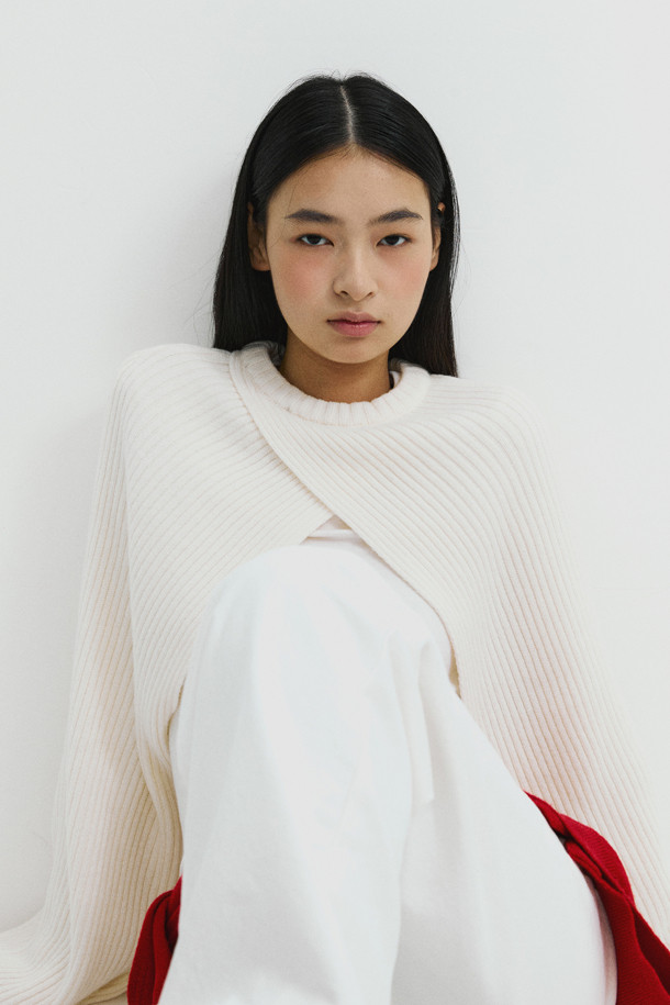 아이보리 와이드 슬리브 볼레로입니다. 캐시미어와 울 혼방 소재로 제작되어 부드러운 촉감과 따뜻함을 선사하며, 가을, 겨울 시즌에 착용하기 좋습니다. 라운드넥에 루즈핏 디자인으로 편안하면서도 엘레강스한 무드를 연출합니다. 와이드 슬리브와 사선 디테일이 돋보이며, 크롭 기장으로 다양한 스타일링에 활용할 수 있습니다. 데이트룩, 모임룩, 출근룩 등 TPO에 맞춰 클래식, 미니멀, 시크한 스타일을 연출해보세요.
