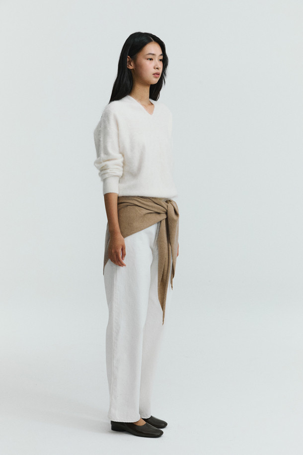 베이지 색상의 Triangle 머플러입니다. 몽골산 캐시미어 100% 소재로 제작되어 부드러운 촉감과 뛰어난 보온성을 제공하며, 가을, 겨울철에 착용하기 좋습니다. 얇은 두께로 휴대성이 용이하며, 숄 스타일로도 연출할 수 있습니다. 베이직한 디자인과 무지 패턴으로 다양한 스타일의 의상에 두루 잘 어울립니다. 넉넉한 사이즈로 포근하게 감싸주어 따뜻함을 더해줍니다.
