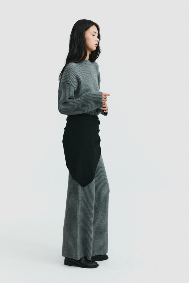 몽골산 캐시미어 100%로 제작된 Triangle 머플러(블랙)입니다. 가을, 겨울철 보온성을 책임지는 부드러운 촉감의 얇은 두께로, 숄처럼 활용 가능한 넉넉한 사이즈가 특징입니다. 베이직한 디자인과 무지 패턴은 클래식, 미니멀, 캐주얼 등 다양한 스타일 연출에 용이하며, 출근룩과 모임룩에 모두 잘 어울립니다. 가볍게 걸쳐 포근함을 더해보세요.
