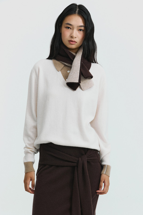 캐시미어 쁘띠 머플러 (라이트 베이지)는 가을과 겨울, 미니멀하고 클래식한 스타일을 연출하기에 적합합니다. 부드러운 캐시미어 소재에 도톰한 두께감으로 보온성을 높였으며, 이중직으로 제작되어 탄탄한 내구성을 자랑합니다. 숏한 기장감과 홀 트임 디자인으로 휴대성이 뛰어나며, 출근룩이나 모임룩에 포인트를 더할 수 있습니다. 무지 디자인의 라이트 베이지 컬러는 어떤 옷에도 잘 어울려 데일리 머플러로 활용하기 좋습니다. 
