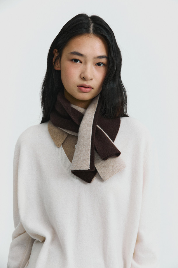 캐시미어 쁘띠 머플러 (브라운)는 부드러운 촉감과 뛰어난 보온성을 제공하는 겨울철 필수 아이템입니다. 이중직 편직으로 제작되어 두꺼우면서도 포근하며, 숏한 기장감과 홀 트임 디자인으로 세련된 스타일을 연출합니다. 출근룩과 모임룩에 미니멀하고 클래식한, 혹은 캐주얼한 무드를 더해주는 활용도 높은 머플러입니다. 무지 디자인으로 어떤 스타일에도 잘 어울리며, 휴대성이 높아 언제 어디서든 따뜻함을 유지할 수 있습니다. 가을, 겨울 시즌 데일리 머플러로 추천합니다.
