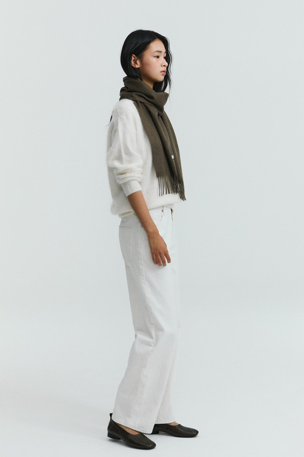 캐시미어 클래식 머플러 (올리브)는 부드러운 촉감과 뛰어난 보온성을 자랑하는 겨울철 필수 아이템입니다. 164cm의 넉넉한 기장감으로 다양한 스타일 연출이 가능하며, 지블링 기법을 통해 고급스러운 분위기를 더했습니다. 올리브 컬러의 무지 디자인으로 클래식하고 미니멀한 룩을 완성하며, 가벼운 무게감으로 편안하게 착용할 수 있습니다. 겨울 데일리룩에 우아함을 더해줄 캐시미어 머플러를 만나보세요.
