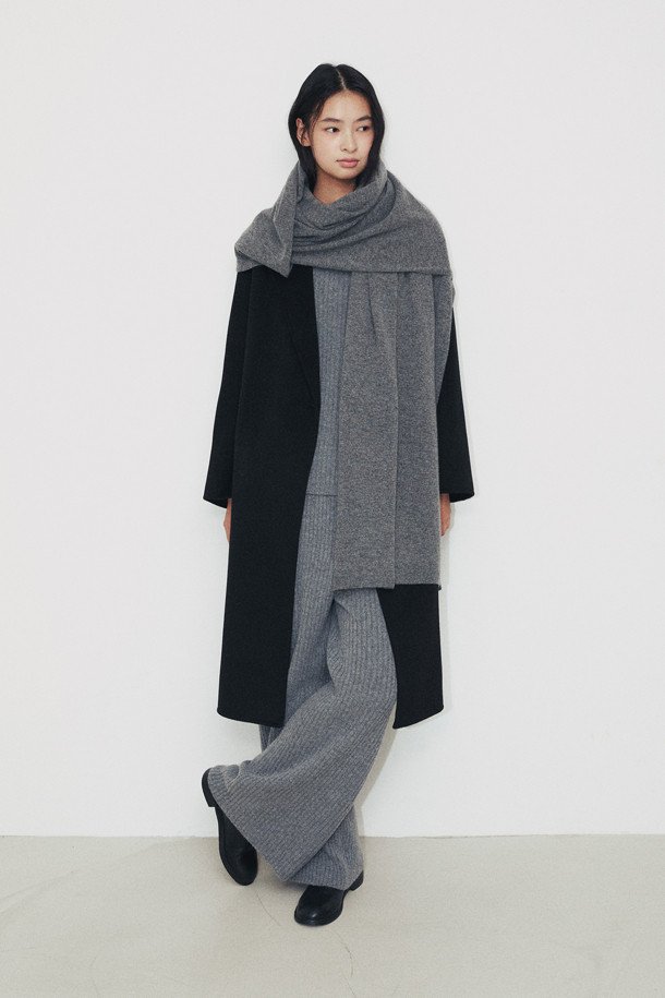몽골산 캐시미어 100% 소재의 캐시미어 와이드 숄 (그레이)입니다. 가을, 겨울 시즌에 어울리는 부드러운 촉감과 얇은 두께로 제작되어, 가볍게 걸치기 좋습니다. 베이직하고 클래식한 디자인으로 여행룩, 휴가룩과 미니멀한 스타일을 연출하기 좋습니다. 70cm x 200cm의 넉넉한 사이즈로 담요, 숄, 머플러 등 다용도로 활용 가능하며, 휴대성이 뛰어나 실용적입니다.
