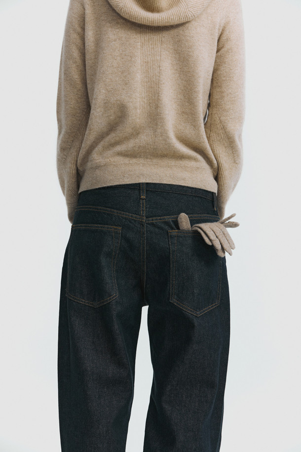 몽골산 캐시미어 100% 소재의 베이직 장갑입니다. 부드러운 촉감과 두꺼운 두께로 뛰어난 보온성을 제공하며, 가을, 겨울철 데일리 아이템으로 활용하기 좋습니다. 베이지 컬러의 무지 디자인으로 클래식하고 미니멀한 스타일을 연출합니다. 팔목 위 길이의 디자인과 립조직 손목 밴딩으로 안정적인 착용감을 선사하며, 검지 핑거홀이 있어 스마트폰 터치도 가능합니다.
