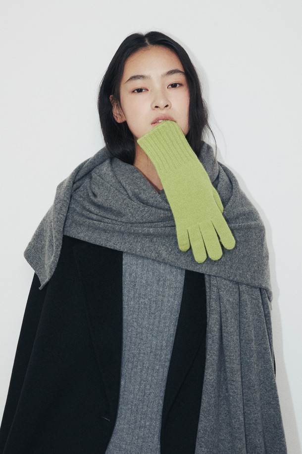 몽골산 캐시미어 100% 소재의 베이직 장갑입니다. 부드러운 촉감과 얇은 두께로 가을, 겨울철 일상에서 착용하기 좋습니다. 연그린 컬러에 무지 디자인으로 어떤 스타일에도 잘 어울리며, 팔목 위 길이와 손목 립조직으로 안정적인 착용감을 제공합니다. 검지 핑거홀이 있어 스마트폰 터치도 가능하며, 보온성을 더해줍니다. 클래식, 미니멀, 캐주얼 등 다양한 스타일에 매치하여 따뜻하고 세련된 스타일을 연출해보세요.
