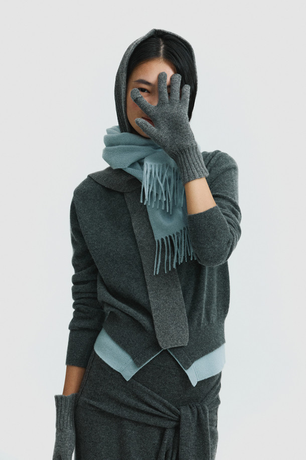 캐시미어 베이직 장갑 (그레이)는 몽골산 캐시미어 100% 소재로 제작되어 부드러운 촉감과 뛰어난 보온성을 자랑합니다. 얇은 두께감으로 답답함 없이 착용 가능하며, 손목 위 길이감과 손목 립조직으로 안정적인 핏을 선사합니다. 베이직한 디자인과 무지 패턴으로 클래식, 미니멀, 캐주얼 등 다양한 스타일과 매치하기 좋습니다. 검지 핑거홀이 있어 스마트폰 터치도 편리하며, 출근룩에 고급스러움을 더해줍니다.
