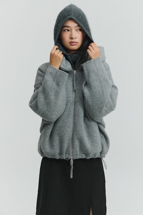 Hairy 캐시미어 바라클라바 (다크 그레이)는 겨울과 가을, 포근함과 스타일을 동시에 원하는 당신을 위한 아이템입니다. 부드러운 캐시미어 소재와 브러싱 처리로 풍성한 텍스처를 선사하며, 두꺼운 두께감으로 뛰어난 보온성을 자랑합니다. 딥한 다크 그레이 컬러와 무지 디자인은 클래식, 미니멀, 캐주얼 등 어떤 스타일에도 자연스럽게 어울립니다. 스트링 디테일로 사이즈 조절이 용이하며, 넥워머로도 활용 가능하여 실용성을 더했습니다. 쌀쌀한 날씨, 데일리룩, 산책룩, 여행룩에 따뜻함과 세련됨을 더해보세요.
