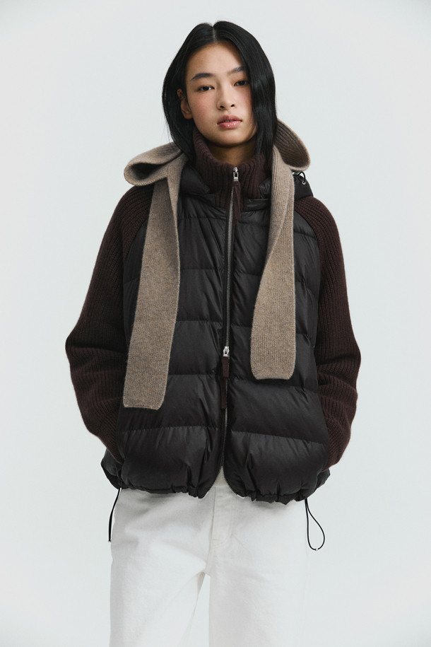 몽골산 캐시미어 100% 소재의 캐시미어 바라클라바 (베이지)입니다. 부드러운 촉감과 얇은 두께로 제작되어 편안한 착용감을 선사하며, 겨울철 보온성을 책임집니다. 립조직 무늬와 베이지 컬러가 어우러져 미니멀, 클래식, 캐주얼 등 다양한 스타일과 매치하기 좋습니다. 머플러처럼 연출 가능하며, 이마를 가리는 후드 크기로 디자인되어 보온성을 높였습니다. 출근룩과 여행룩에 모두 활용 가능한 실용적인 아이템입니다.
