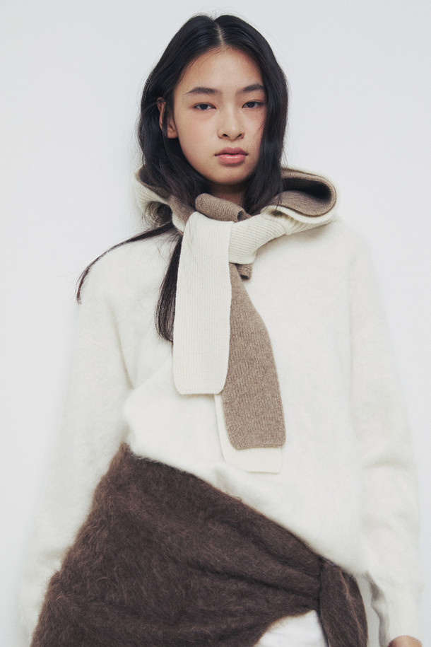 아이보리 색상의 캐시미어 바라클라바입니다. 부드러운 촉감의 캐시미어 소재로 제작되어 겨울철 보온에 효과적이며, 얇은 두께로 답답함 없이 착용할 수 있습니다. 립조직 디테일로 포인트를 더했으며, 머플러 스타일과 후드 스타일로 다양하게 연출이 가능합니다. 미니멀, 클래식, 캐주얼 등 다양한 스타일과 매치하기 좋으며, 휴대성이 뛰어나 언제 어디서든 따뜻함을 더할 수 있습니다.
