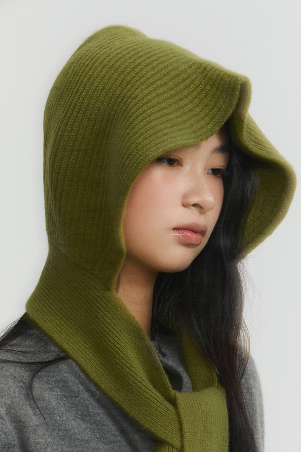캐시미어 바라클라바 (올리브)는 겨울철 추위로부터 당신을 따뜻하게 보호해 줄 필수 아이템입니다. 부드러운 캐시미어 소재와 깊은 모자 깊이, 두꺼운 두께감으로 뛰어난 보온성을 제공하며, 립조직 편직으로 고급스러운 질감을 더했습니다. 머플러처럼 연출하여 다양한 스타일을 연출할 수 있으며, 이마를 가리는 후드 디자인으로 더욱 포근한 착용감을 선사합니다. 무지 디자인에 올리브 컬러로 어떤 스타일에도 쉽게 매치할 수 있으며, 가볍고 휴대성이 높아 겨울철 데일리 아이템으로 손색없습니다.
