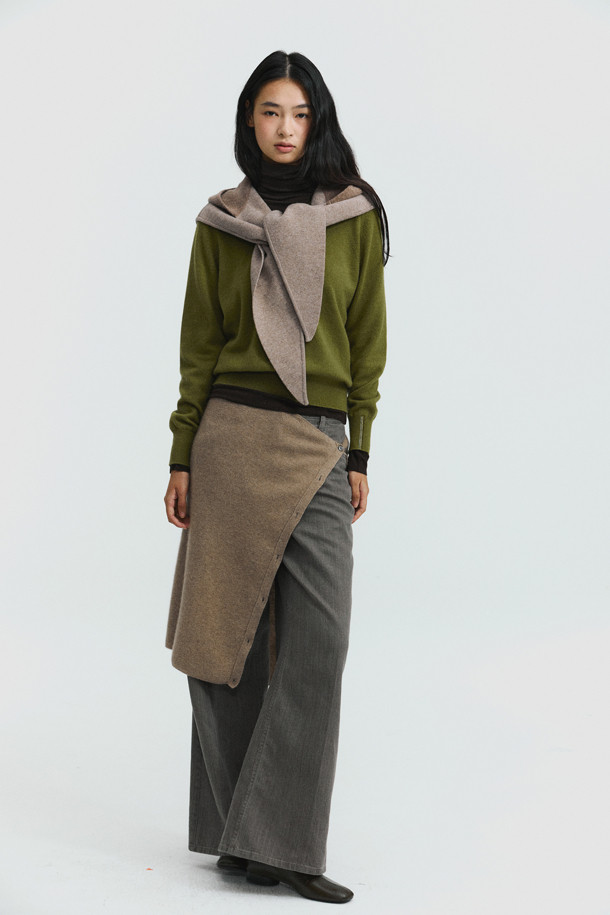따뜻하고 포근한 분위기를 연출하는 후드 케이프 (브라운)입니다. 양모와 캐시미어 혼방의 부드러운 촉감과 두꺼운 두께감으로 가을, 겨울철 따뜻하게 몸을 감싸줍니다. 이중직 소재와 톤온톤 배색, 숄더라인 케이프 디자인이 모던하면서도 우아한 스타일을 완성합니다. 모임룩, 출근룩 등 다양한 TPO에 활용 가능하며, 클래식, 미니멀, 시크한 스타일을 연출하기 좋습니다. 깊은 모자 깊이의 후드로 보온성을 더했습니다.
