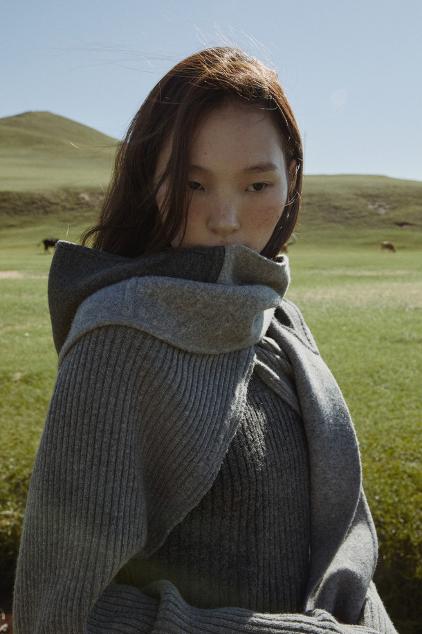 다크 그레이 후드 케이프는 여성스러운 매력을 더하는 아우터입니다. 양모와 캐시미어 혼방 소재로 제작되어 부드러운 촉감과 뛰어난 보온성을 자랑하며, 롱 기장에 루즈핏으로 편안하게 착용 가능합니다. 후드 디자인과 숄더 케이프 디테일이 돋보이며, 오픈 방식으로 간편하게 스타일링할 수 있습니다. 가을, 겨울철 출근룩 또는 모임룩에 클래식하면서도 모던한 스타일을 연출해보세요. 
