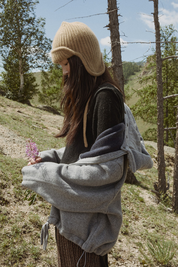 캐시미어 이어플랩 (카멜)은 부드러운 촉감의 몽골산 캐시미어 100%로 제작되어 뛰어난 보온성을 자랑하는 겨울철 필수 아이템입니다. 볼드한 골지 짜임과 턱선까지 내려오는 디자인으로 클래식, 미니멀, 캐주얼 등 다양한 스타일 연출에 용이합니다. 앞부분 접힘 디테일과 귀를 덮는 깊이로 디자인되어 따뜻함과 스타일을 동시에 잡았습니다. 차분하고 세련된 카멜 컬러는 어떤 룩에도 자연스럽게 어울립니다. 추운 겨울, 캐시미어 이어플랩 (카멜)으로 따뜻하고 멋스럽게 스타일을 완성하세요.
