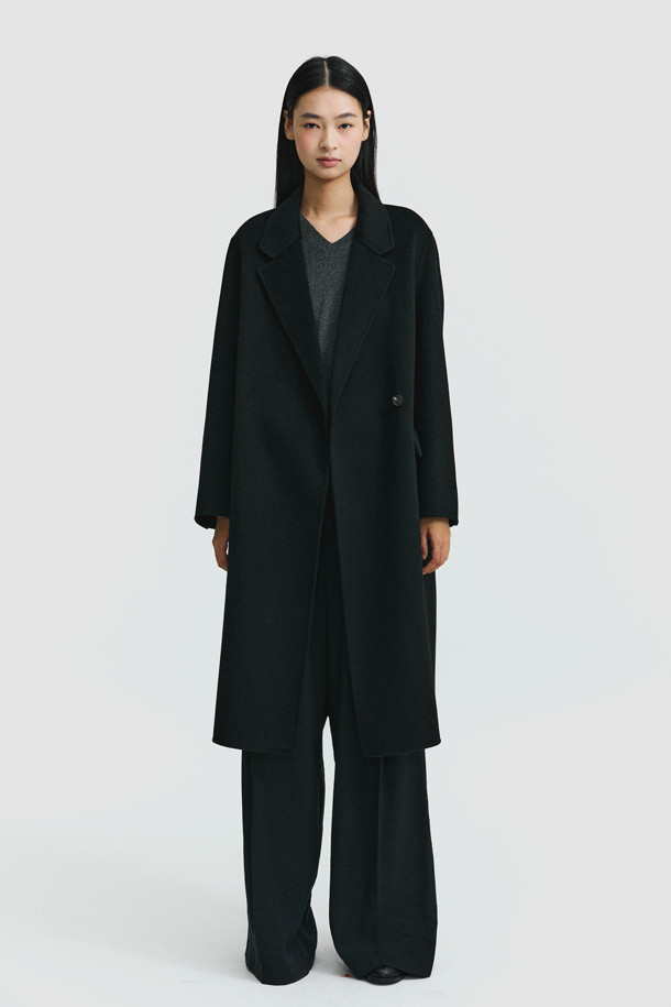 캐시미어 핸드메이드 코트 (블랙)는 가을과 겨울, 당신의 스타일을 완성해 줄 여성용 아우터입니다. 부드러운 촉감과 고급스러운 광택이 돋보이는 캐시미어 소재로 제작되었으며, 보온성이 뛰어나 추운 날씨에도 따뜻하게 착용할 수 있습니다. 베이직하고 클래식한 디자인으로 출근룩, 오피스룩, 모임룩 등 다양한 TPO에 활용 가능하며, 싱글 버튼 여밈과 레귤러핏으로 세련된 실루엣을 연출합니다. 카라와 포켓 디테일이 돋보이며, 내구성이 뛰어나 오랫동안 변함없이 즐겨 입을 수 있습니다.
