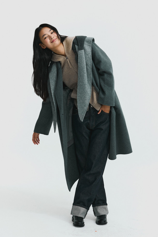 캐시미어 핸드메이드 코트 (그레이)는 가을과 겨울, 일상에서 세련된 스타일을 연출하는 여성용 코트입니다. 부드러운 촉감의 캐시미어 소재로 제작되어 고급스러운 외관과 가벼운 착용감, 뛰어난 보온성을 자랑합니다. 레귤러 핏에 싱글 버튼 여밈 방식, 무지 디자인으로 미니멀하고 베이직한 스타일을 완성합니다. 오피스룩, 출근룩, 모임룩 등 다양한 TPO에 활용 가능하며, 클래식, 미니멀, 시크한 무드를 연출합니다. 포켓과 카라 디테일이 돋보이는 핸드메이드 코트로, 당신의 겨울 스타일을 더욱 돋보이게 해 줄 것입니다.
