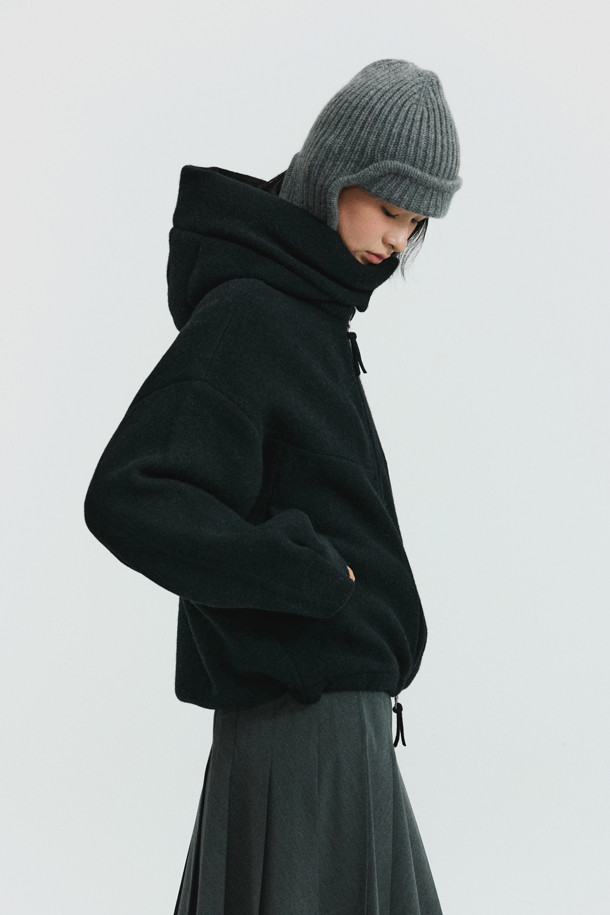 블랙 컬러의 더블페이스 재킷으로, 가을과 겨울 시즌에 당신의 스타일을 완성해 줄 여성용 아우터입니다. 울과 캐시미어 혼방 소재로 제작되어 부드러운 촉감과 뛰어난 보온성을 제공하며, 두꺼운 두께감으로 포근하게 착용할 수 있습니다. 미니멀하고 베이직한 디자인으로 출근룩, 모임룩 등 다양한 TPO에 활용 가능하며, 오버핏 실루엣과 큼직한 후드, 밑단 스토퍼, 동그란 소매 라인이 특징입니다. 집업과 스냅 버튼 여밈 방식으로 편안하게 착용할 수 있으며, 크롭 기장으로 세련된 스타일을 연출합니다.
