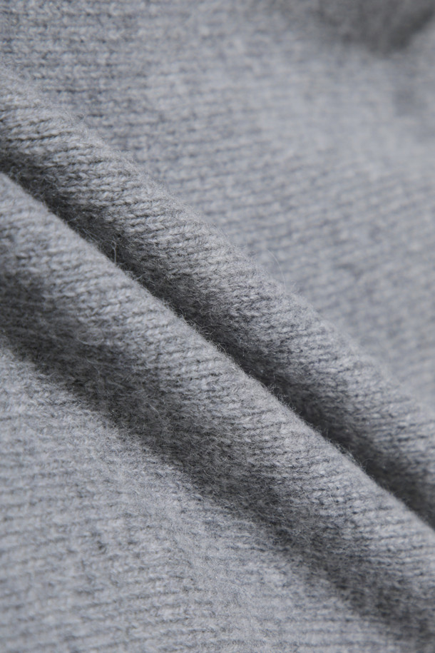 그레이 컬러의 더블 페이스드 재킷입니다. 울과 캐시미어 혼방 소재로 제작되어 부드러운 촉감과 뛰어난 보온성을 제공하며 가을, 겨울 시즌에 착용하기 좋습니다. 오버핏으로 디자인되어 편안한 착용감을 선사하며, 큼직한 후드와 밑단 스토퍼 디테일이 특징입니다. 양면 이중직으로 제작되어 볼륨감 있는 실루엣을 연출하며, 동그란 소매 라인으로 포인트를 더했습니다. 출근룩, 모임룩 등 다양한 TPO에 캐주얼, 클래식, 미니멀 스타일로 활용하기 좋습니다.
