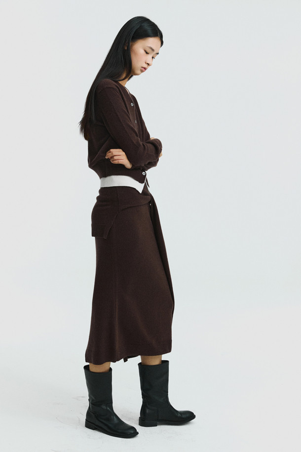 몽골산 캐시미어 100% 소재의 Tie-waist 스커트(브라운)입니다. H라인 핏으로 미니멀하고 클래식한 분위기를 연출하며, 부드러운 촉감과 두꺼운 두께로 겨울철에도 따뜻하게 착용할 수 있습니다. 랩 스타일의 디자인에 스카프 패널과 매듭 디테일이 더해져 세련된 포인트를 줍니다. 뒷트임이 있어 활동성을 높였으며, 오피스룩, 모임룩, 데이트룩 등 다양한 TPO에 활용 가능합니다. 시크한 스타일을 선호하는 여성분들께 추천합니다.
