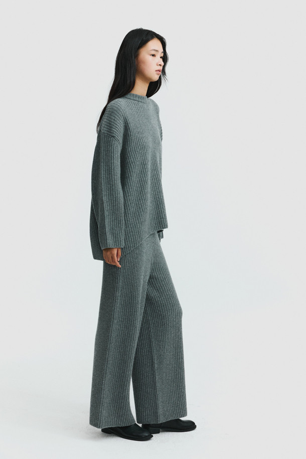 Chunky Wide Pants (Grey)는 부드러운 촉감의 울 캐시미어 혼방 소재로 제작되어 가을과 겨울, 데일리 및 라운지웨어로 활용하기 좋은 여성용 니트 팬츠입니다. 톤 다운된 그레이 컬러의 무지 디자인으로 베이직하고 캐주얼한 스타일을 연출하며, 넉넉한 루즈핏 와이드 실루엣이 특징입니다. 밀도 있는 짜임과 탄탄한 편직으로 두꺼운 두께감을 자랑하며, 집콕룩이나 겨울 데일리룩에 편안함과 스타일을 더합니다. 청키 스웨터와 셋업으로 착용하여 더욱 완성도 높은 룩을 연출할 수 있습니다. 밴딩 처리로 편안한 착용감을 제공합니다.
