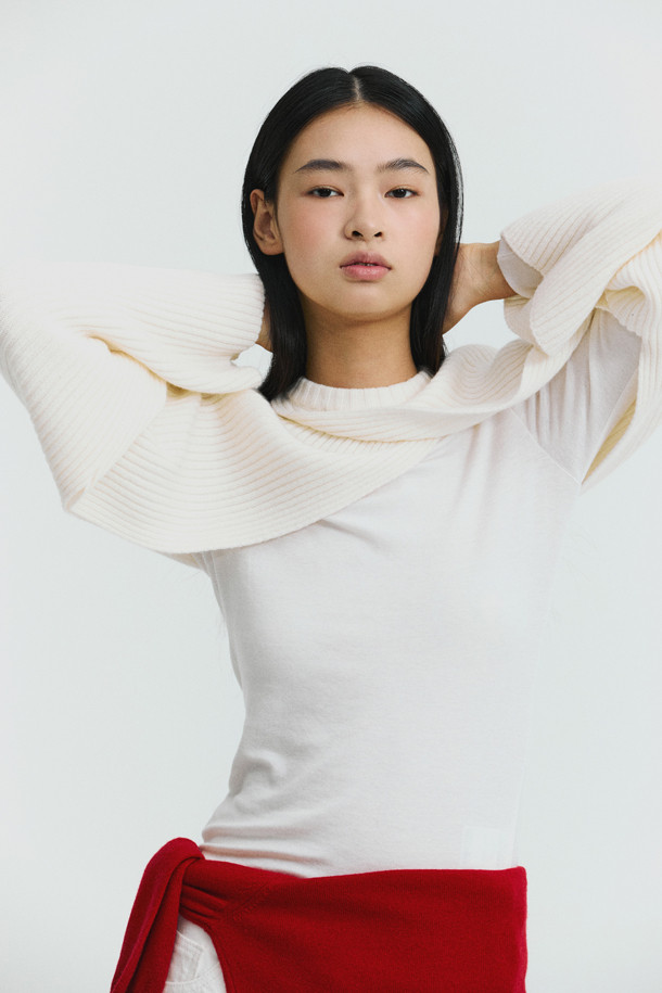 [Re-order] 베이스 레이어 라운드 (화이트)는 미니멀하고 클래식한 스타일을 추구하는 분들을 위한 사계절용 베이스 레이어입니다. 라이오셀, 울, 폴리우레탄 혼방 소재로 제작되어 부드러운 촉감과 슬림핏을 제공하며, 보온성과 신축성이 뛰어납니다. 라운드넥, 긴소매 디자인에 얇은 두께로 제작되어 레이어드하여 다양한 스타일을 연출할 수 있습니다. 무지 디자인의 화이트 컬러로 어떤 옷에도 매치하기 용이하며, 일상에서 편안하게 착용하기 좋습니다.
