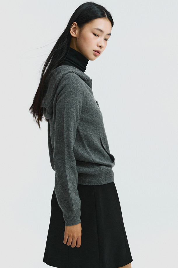 [Re-order] 베이스 레이어 터틀넥 (블랙)은 부드러운 촉감과 보온성을 갖춘 여성용 터틀넥입니다. 라이오셀, 울, 폴리우레탄 혼방 소재로 제작되어 얇지만 따뜻하게 착용할 수 있습니다. 베이직한 스타일과 레귤러 핏으로 어떤 옷에도 레이어드하기 좋으며, 겨울철 데일리룩에 활용하기 좋습니다. 블랙 컬러의 무지 디자인으로 미니멀하고 클래식한 분위기를 연출합니다. 긴 소매 기장의 터틀넥으로, 추운 날씨에도 따뜻하고 편안하게 스타일을 완성할 수 있습니다.
