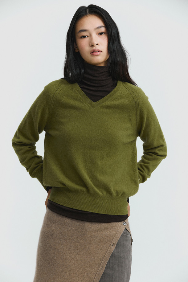 부드러운 촉감의 베이스 레이어 터틀넥 (브라운)입니다. 라이오셀, 울, 폴리우레탄 혼방 소재로 제작되어 얇지만 뛰어난 보온성을 제공합니다. 겨울철 데일리룩 또는 집콕룩에 활용하기 좋으며, 미니멀, 클래식, 캐주얼 등 다양한 스타일 연출에 용이합니다. 레귤러핏으로 편안하게 착용 가능하며, 레이어드하여 더욱 따뜻하게 입을 수 있습니다.
