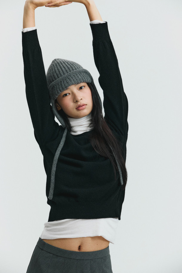 베이스 레이어 터틀넥 (화이트)는 겨울철 데일리룩과 출근룩에 활용하기 좋은 베이직 스타일의 터틀넥입니다. 라이오셀, 울, 폴리우레탄 혼방 소재로 제작되어 부드러운 촉감과 뛰어난 보온성을 제공합니다. 깔끔한 무지 디자인과 긴 소매 기장으로 다양한 스타일의 레이어드 연출이 가능합니다. 미니멀, 클래식, 캐주얼 등 어떤 스타일에도 잘 어울리는 활용도 높은 아이템입니다. 겨울철 따뜻하고 포근하게 몸을 감싸주는 베이스 레이어 터틀넥을 만나보세요.
