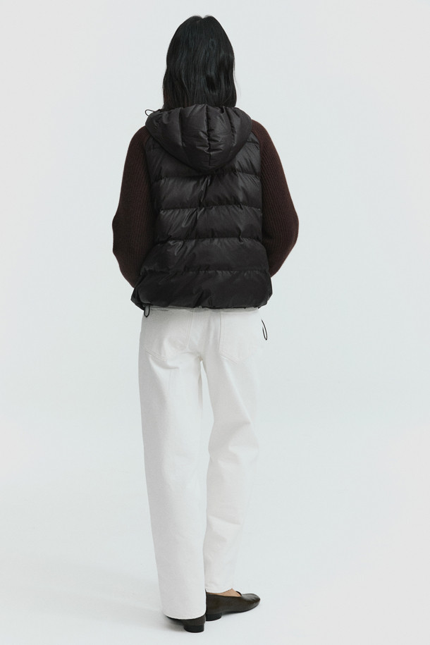 캐시미어 점퍼 (브라운)는 여성 고객을 위한 아우터 점퍼입니다. 가을과 겨울, 일상과 출근, 모임 자리에서 고급스러우면서도 클래식한 스타일을 연출할 수 있습니다. 부드러운 촉감의 캐시미어와 나일론 혼방 소재로 제작되었으며, 두꺼운 두께감으로 보온성을 높였습니다. 프랑스산 안감과 후드 및 밑단 스토퍼, 구스다운 충전재(솜털 80%, 깃털 20%)는 뛰어난 기능성을 제공합니다. 긴 소매, 레귤러핏에 집업 방식으로 편안하게 착용할 수 있습니다.
