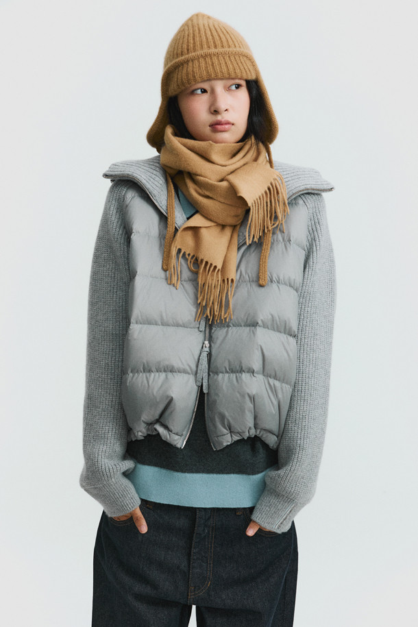 라이트 그레이 컬러의 캐시미어 점퍼는 여성 고객을 위한 겨울철 필수 아이템입니다. 미니멀하고 클래식한 스타일로, 출근룩과 모임룩에 모두 잘 어울립니다. 부드러운 촉감의 캐시미어, 나일론 혼방 소재에 두꺼운 두께감으로 따뜻함을 선사하며, 긴 소매와 레귤러핏으로 편안한 착용감을 제공합니다. 후드와 밑단 스토퍼 조절이 가능하며, 구스다운 충전재(솜털 80%, 깃털 20%)와 나일론 안감으로 보온성을 높였습니다. 
