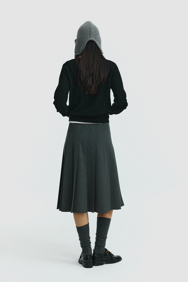 몽골산 캐시미어 100% 소재의 클래식 라운드 스웨터 (블랙)입니다. 부드러운 촉감과 가벼운 무게감이 특징이며, 높은 보온성을 제공하여 겨울철 따뜻하게 착용할 수 있습니다. 레귤러 핏에 라운드넥 디자인으로, 오피스룩, 출근룩, 모임룩 등 다양한 TPO에 활용 가능합니다. 앞 단 사선 스티치와 립조직 소매단 디테일이 돋보이며, 미니멀하고 세련된 스타일을 연출합니다. 베이직한 디자인으로 유행을 타지 않고 오랫동안 즐겨 입을 수 있는 아이템입니다.
