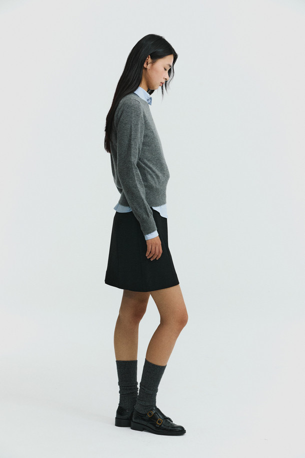 클래식 라운드 스웨터 (그레이)는 부드러운 촉감과 뛰어난 보온성을 자랑하는 여성용 겨울 스웨터입니다. 몽골산 캐시미어 100% 소재로 제작되어 고급스러운 착용감을 선사하며, 레귤러 핏과 라운드넥 디자인으로 클래식하고 베이직한 스타일을 연출합니다. 앞단 사선 스티치와 립조직 소매단 디테일이 돋보이며, 가벼운 무게감으로 편안하게 착용할 수 있습니다. 오피스룩과 출근룩에 잘 어울리는 미니멀한 디자인으로, 다양한 스타일링에 활용하기 좋습니다.
