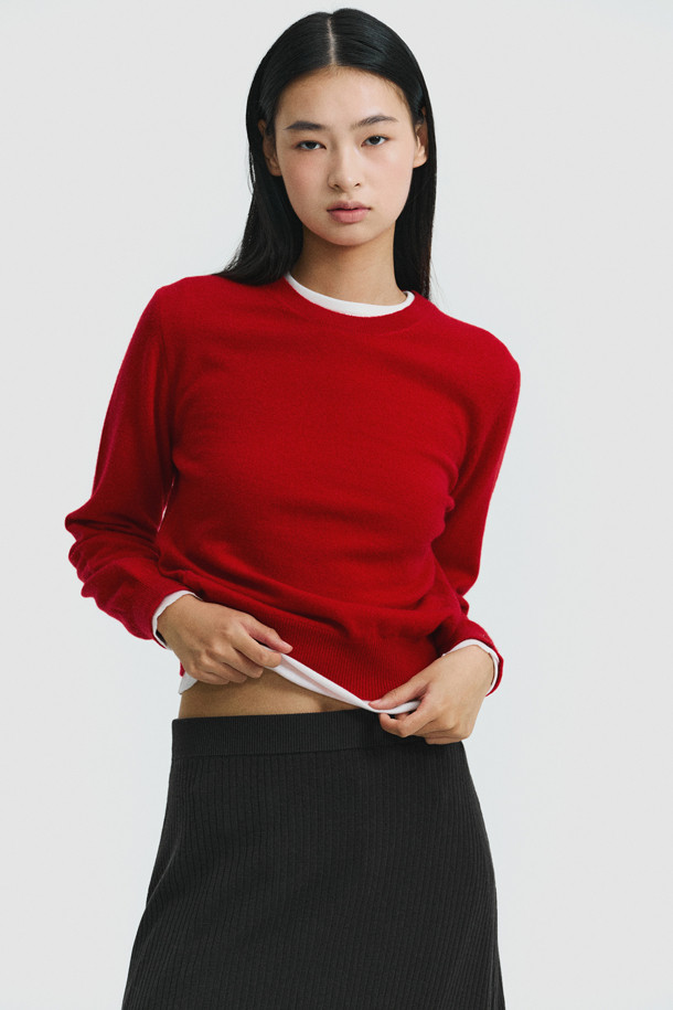 클래식 라운드 스웨터(레드)는 몽골산 캐시미어 100%로 제작되어 부드러운 촉감과 뛰어난 보온성을 자랑합니다. 라운드넥과 긴 소매, 레귤러핏으로 디자인되어 클래식하고 미니멀한 스타일을 연출하며, 일상 및 출근룩, 모임룩에 모두 잘 어울립니다. 크롭 기장에 앞단 사선 스티치 디테일이 돋보이며, 립조직 소매단으로 포인트를 더했습니다. 가벼운 무게감으로 편안하게 착용 가능하며, 겨울철 따뜻함을 선사합니다.
