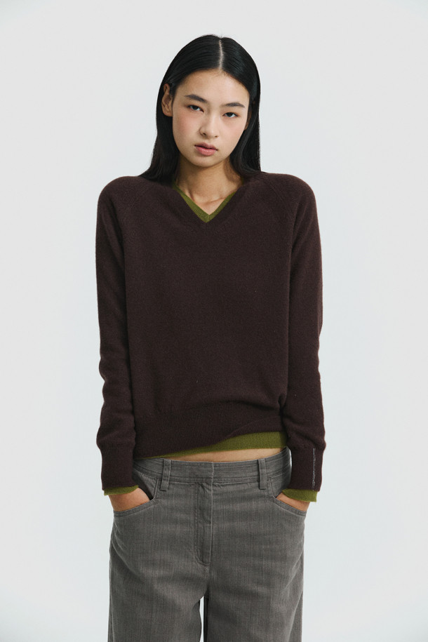 **클래식 브이넥 스웨터 (브라운)**

몽골산 캐시미어 100% 소재로 제작되어 부드러운 촉감과 가벼운 착용감을 선사하는 브라운 컬러의 여성용 브이넥 스웨터입니다. 가을, 겨울 시즌에 어울리는 레귤러 핏의 긴소매 디자인으로, 클래식하고 베이직한 스타일을 연출합니다. 얇은 두께감으로 다양한 이너와 레이어드하여, 출근룩, 오피스룩, 모임룩 등 폭넓은 TPO에 활용 가능합니다. 미니멀한 디자인으로 유행을 타지 않아 오랫동안 즐겨 입을 수 있으며, 캐시미어 특유의 고급스러운 분위기를 더합니다.
