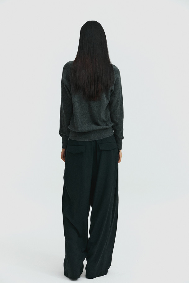 클래식 브이넥 스웨터 (그레이)는 몽골산 캐시미어 100% 소재로 제작되어 부드러운 촉감과 가벼운 착용감을 선사합니다. 가을과 겨울, 일상에서 활용하기 좋은 베이직하고 클래식한 디자인으로, 레귤러핏과 긴 소매 기장으로 편안함을 더했습니다. 얇은 두께감으로 레이어드하여 다양한 스타일을 연출할 수 있으며, 출근룩, 비즈니스 캐주얼, 모임룩 등 TPO에 맞춰 활용 가능합니다. 차콜, 브라운 컬러도 준비되어 있습니다.
