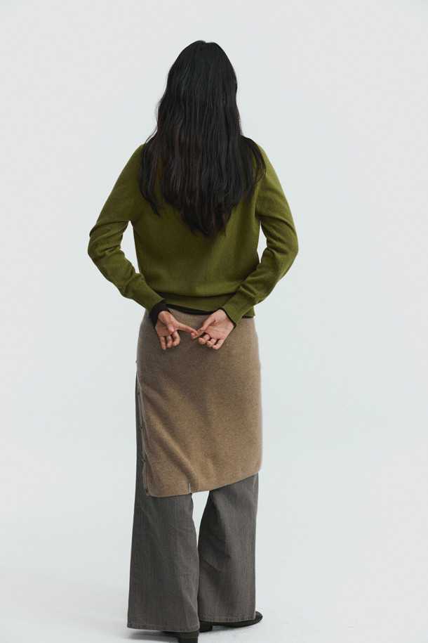 올리브 색상의 클래식 브이넥 스웨터는 가을과 겨울, 당신의 일상과 오피스룩에 우아함을 더해줄 여성 니트입니다. 몽골산 캐시미어 100% 소재로 제작되어 부드러운 촉감과 뛰어난 보온성을 자랑하며, 가벼운 무게감으로 편안한 착용감을 선사합니다. 레귤러핏 디자인과 긴 소매, 무지 패턴이 어우러져 클래식하고 미니멀한 스타일을 연출하며, 레이어드하여 다양한 스타일을 소화할 수 있습니다. 출근룩, 모임룩 등 다양한 TPO에 활용 가능하며, 얇은 두께감으로 간절기에도 부담 없이 즐길 수 있습니다.
