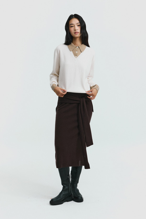 아이보리 투톤 폴로 스웨터는 출근룩과 모임룩에 모두 잘 어울리는 여성 니트입니다. 몽골산 캐시미어 100% 소재로 제작되어 부드러운 촉감과 뛰어난 보온성을 자랑하며, 가을과 겨울에 따뜻하게 착용할 수 있습니다. 베이직하면서도 클래식한 무드를 연출하는 레귤러 핏 디자인에 배색 패턴과 긴소매, 자개 단추 디테일이 더해져 고급스러움을 더했습니다. 두꺼운 두께감으로 포근함을 선사하며, 미니멀하고 세련된 스타일을 완성합니다.
