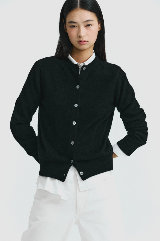 몽골산 캐시미어 100% 소재의 클래식 버튼 가디건(블랙)입니다. 가을과 겨울, 일상에서 착용하기 좋으며, 레귤러 핏과 라운드넥 디자인으로 어떤 스타일에도 잘 어울립니다. 얇은 두께감으로 부드러운 촉감을 선사하며, 보온성을 유지해 줍니다. 출근룩, 오피스룩, 모임룩 등 다양한 TPO에 활용 가능하며, 미니멀하고 시크한 스타일을 연출하기 좋습니다. 소매는 긴 소매이며, 휴대성이 높아 실용적입니다.
