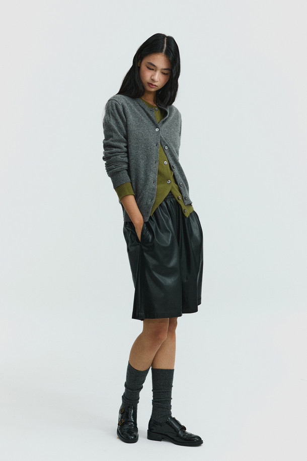 몽골산 캐시미어 100% 소재의 클래식 버튼 가디건입니다. 가볍고 부드러운 촉감으로 가을, 겨울철 따뜻하게 착용할 수 있으며, 일상, 오피스룩, 출근룩, 모임룩 등 다양한 TPO에 활용 가능합니다. 레귤러핏 디자인에 라운드넥으로 제작되었으며, 베이직하고 미니멀한 스타일을 연출합니다. 얇은 두께로 제작되어 휴대성이 높으며, 라운드 스웨터와 셋업으로도 코디할 수 있습니다.
