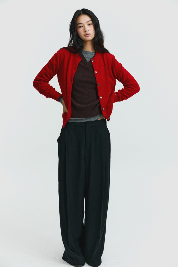 [Re-order] 클래식 버튼 가디건 (레드)는 몽골산 캐시미어 100% 소재로 제작되어 부드러운 촉감을 자랑하며, 가을과 겨울에 따뜻하게 착용할 수 있습니다. 라운드넥 디자인에 레귤러핏으로 제작되어 베이직하고 클래식한 스타일을 연출하며, 버튼 여밈 방식으로 간편하게 착용 가능합니다. 얇은 두께감으로 휴대성이 뛰어나며, 다양한 이너와 레이어드하여 오피스룩, 출근룩, 모임룩 등 TPO에 맞춰 활용할 수 있습니다. 라운드 스웨터와 셋업으로도 연출하여 미니멀한 스타일을 완성할 수 있습니다.
