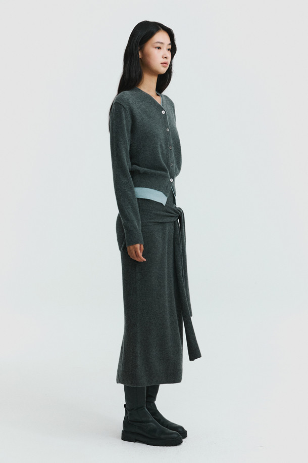 **투톤 가디건 (그레이)**는 부드러운 촉감의 몽골산 캐시미어 100% 소재로 제작되어 가을과 겨울, 따뜻하고 포근하게 착용하기 좋습니다. 미니멀하고 베이직한 디자인으로 출근룩, 모임룩 등 다양한 TPO에 활용할 수 있으며, 레귤러 핏과 긴소매 기장으로 어떤 스타일에도 잘 어울립니다. 넥라인과 밑단의 투톤 컬러 배색이 은은한 포인트를 더하며, 얇은 두께감으로 레이어드하여 더욱 다채로운 스타일링을 연출할 수 있습니다. 가벼운 무게감으로 편안하게 착용 가능하며, 부드러운 캐시미어 소재가 고급스러운 분위기를 선사합니다.
