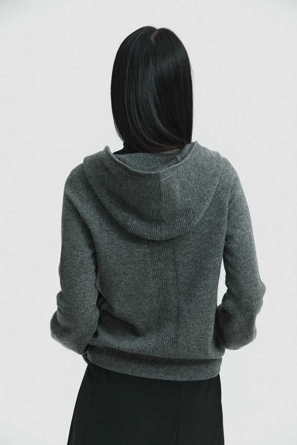 몽골산 캐시미어 100%로 제작되어 부드러운 촉감이 특징인 후드 카디건 (그레이)입니다. 긴 소매와 레귤러 핏으로 편안한 착용감을 선사하며, 두꺼운 두께감으로 가을, 겨울철 보온성을 높였습니다. 넉넉한 후드 크기와 소매단 하찌조직 포인트 디테일이 돋보이며, 브랜드 로고가 각인된 지퍼로 고급스러움을 더했습니다. 집콕룩, 산책룩, 출근룩 등 다양한 TPO에 캐주얼, 미니멀, 클래식 스타일로 활용하기 좋습니다.
