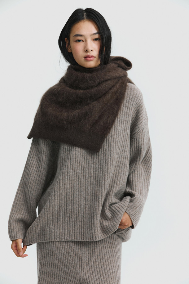 베이지 색상의 청키 스웨터입니다. 캐시미어와 울 혼방 소재로 제작되어 부드럽고 포근한 착용감을 선사합니다. 롱 기장의 루즈핏으로 편안하게 착용 가능하며, 와이드 소매단과 앞뒤 기장 차이, 둥근 밑단으로 포인트를 더했습니다. 케이블 패턴이 돋보이며, 라운드넥과 긴 소매 디자인으로 가을, 겨울철 데일리룩과 집콕룩, 미니멀, 캐주얼, 클래식 스타일 모두 소화 가능합니다. 체형 커버에도 효과적입니다.