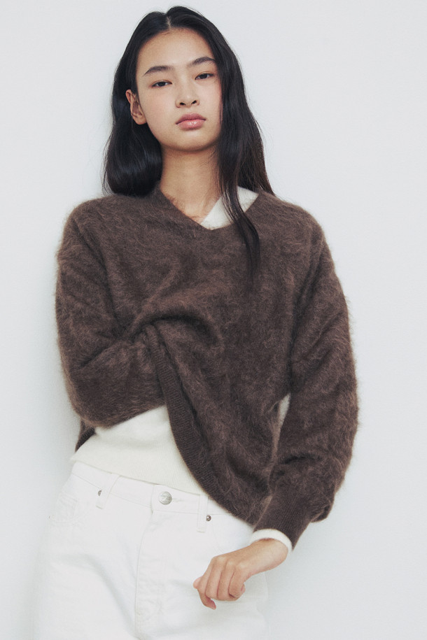 부드러운 촉감의 헤어리 캐시미어 스웨터 (브라운)입니다. 두꺼운 두께감으로 가을, 겨울 시즌 따뜻하게 착용할 수 있으며, 루즈핏과 브이넥 디자인으로 편안하면서도 세련된 스타일을 연출합니다. 베이직한 무드의 무지 디자인은 클래식, 미니멀, 캐주얼 등 다양한 스타일과 쉽게 매치할 수 있습니다. 브러싱 처리와 기모감으로 풍성한 텍스처를 더해 포근한 느낌을 선사하며, 겨울 데일리룩, 집콕룩, 카페룩 등 폭넓게 활용할 수 있습니다. 긴 소매 기장의 여성 니트/스웨터입니다.
