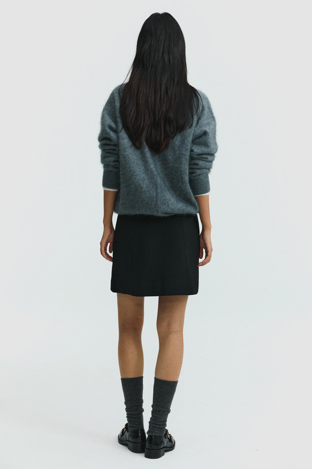 다크 그레이 컬러의 헤어리 캐시미어 스웨터입니다. 브러싱 처리된 텍스처로 고급스러운 외관과 부드러운 촉감을 선사하며, 두꺼운 두께감으로 겨울철에도 따뜻하게 착용 가능합니다. 루즈핏과 브이넥 디자인으로 편안하면서도 세련된 스타일을 연출하며, 베이직하고 클래식한 무드로 다양한 룩에 활용하기 좋습니다. 캐시미어 소재 특유의 포근함과 기모감으로 민감한 피부에도 자극 없이 데일리룩, 모임룩, 카페룩 등 다방면으로 활용 가능합니다.
