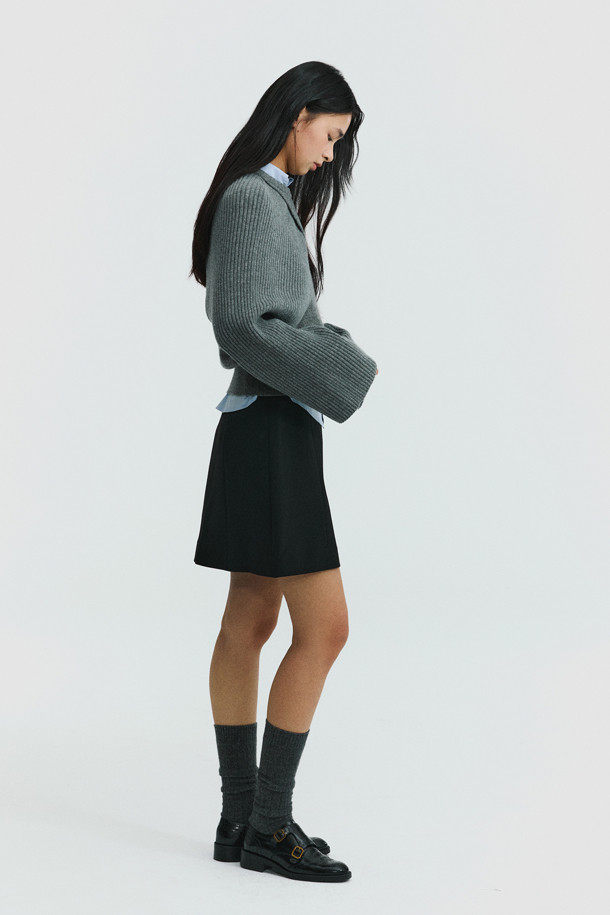 와이드 슬리브 볼레로 (그레이)는 캐시미어와 울 혼방 소재로 제작되어 부드러운 촉감과 두꺼운 두께감으로 가을, 겨울 시즌에 따뜻하게 착용하기 좋습니다. 루즈핏의 라운드넥 디자인에 와이드 슬리브, 사선 디테일, 짧은 기장이 더해져 미니멀하면서도 세련된 무드를 연출합니다. 무지 디자인으로 어떤 옷에도 쉽게 매치할 수 있으며, 탄탄한 짜임으로 레이어드하여 다양한 스타일을 연출할 수 있습니다. 데일리룩, 모임룩, 카페룩 등 TPO에 구애받지 않고 미니멀, 클래식, 캐주얼 스타일을 모두 소화할 수 있는 활용도 높은 아이템입니다.
