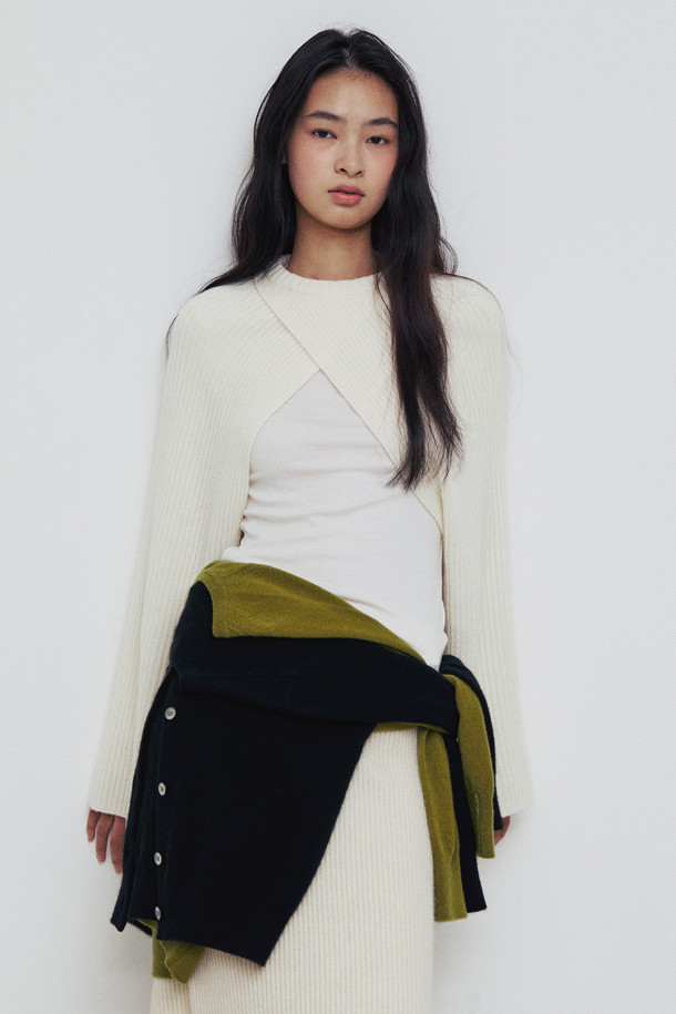 아이보리 와이드 슬리브 볼레로입니다. 캐시미어와 울 혼방 소재로 제작되어 부드러운 촉감과 따뜻함을 선사하며, 가을, 겨울 시즌에 착용하기 좋습니다. 라운드넥에 루즈핏 디자인으로 편안하면서도 엘레강스한 무드를 연출합니다. 와이드 슬리브와 사선 디테일이 돋보이며, 크롭 기장으로 다양한 스타일링에 활용할 수 있습니다. 데이트룩, 모임룩, 출근룩 등 TPO에 맞춰 클래식, 미니멀, 시크한 스타일을 연출해보세요.
