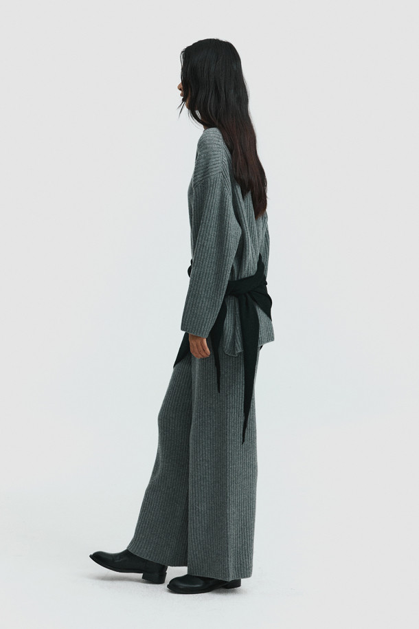 몽골산 캐시미어 100%로 제작된 Triangle 머플러(블랙)입니다. 가을, 겨울철 보온성을 책임지는 부드러운 촉감의 얇은 두께로, 숄처럼 활용 가능한 넉넉한 사이즈가 특징입니다. 베이직한 디자인과 무지 패턴은 클래식, 미니멀, 캐주얼 등 다양한 스타일 연출에 용이하며, 출근룩과 모임룩에 모두 잘 어울립니다. 가볍게 걸쳐 포근함을 더해보세요.
