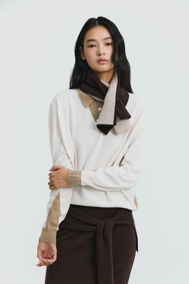 캐시미어 쁘띠 머플러 (라이트 베이지)는 가을과 겨울, 미니멀하고 클래식한 스타일을 연출하기에 적합합니다. 부드러운 캐시미어 소재에 도톰한 두께감으로 보온성을 높였으며, 이중직으로 제작되어 탄탄한 내구성을 자랑합니다. 숏한 기장감과 홀 트임 디자인으로 휴대성이 뛰어나며, 출근룩이나 모임룩에 포인트를 더할 수 있습니다. 무지 디자인의 라이트 베이지 컬러는 어떤 옷에도 잘 어울려 데일리 머플러로 활용하기 좋습니다. 
